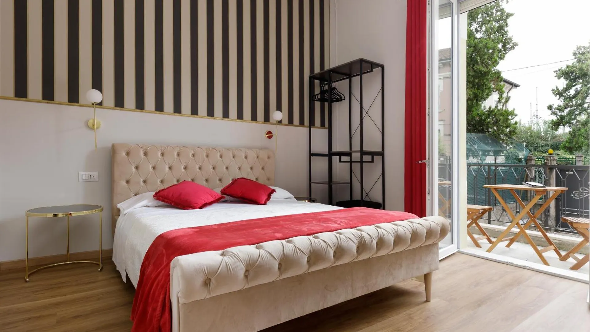 Domus 44 Rooms Verona Guest house