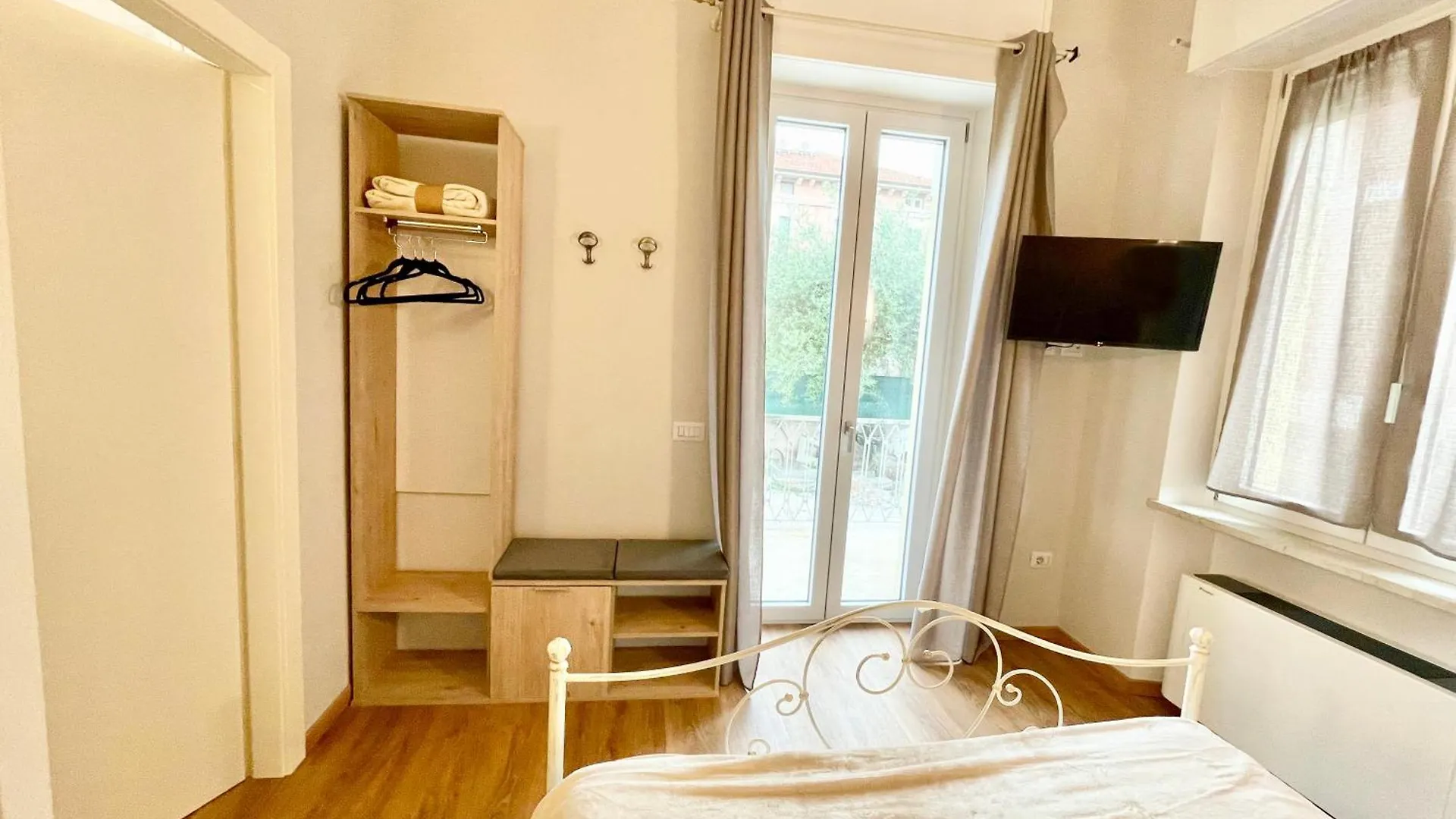 Domus 44 Rooms Verona Guest house